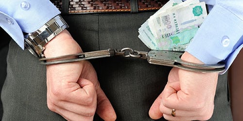 Екі ер адам зейнеткерді тонап кетті