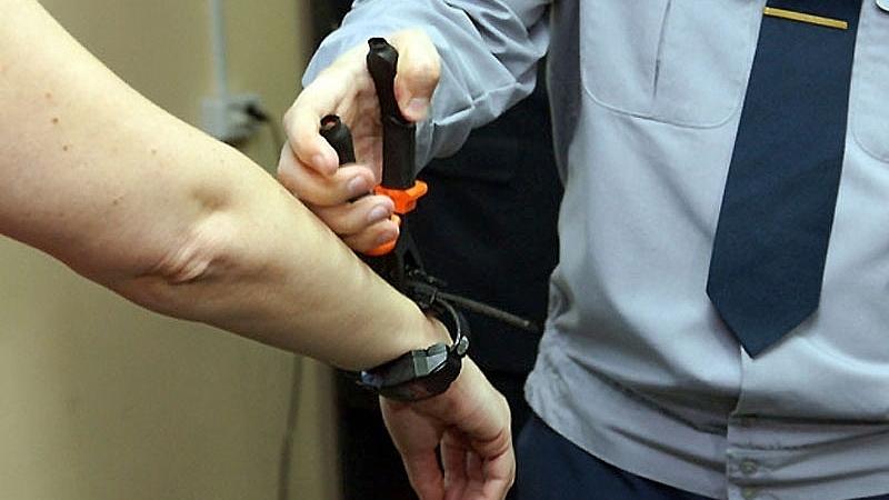 Қостанай облысында сотталғандарға электронды білезік тағып, үйлеріне қайтаруда