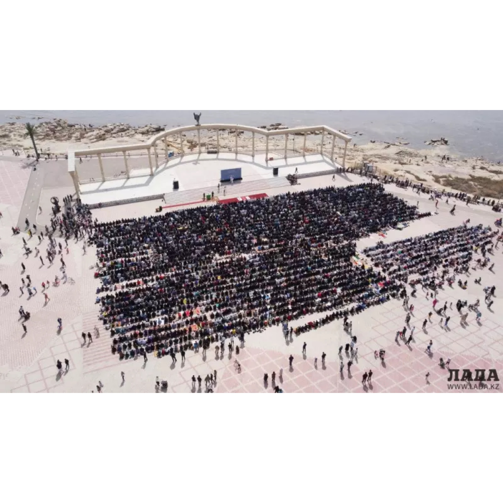 Ақтауда Алладан жаңбын сұрап 2000-нан астам адам бірге намаз оқыды