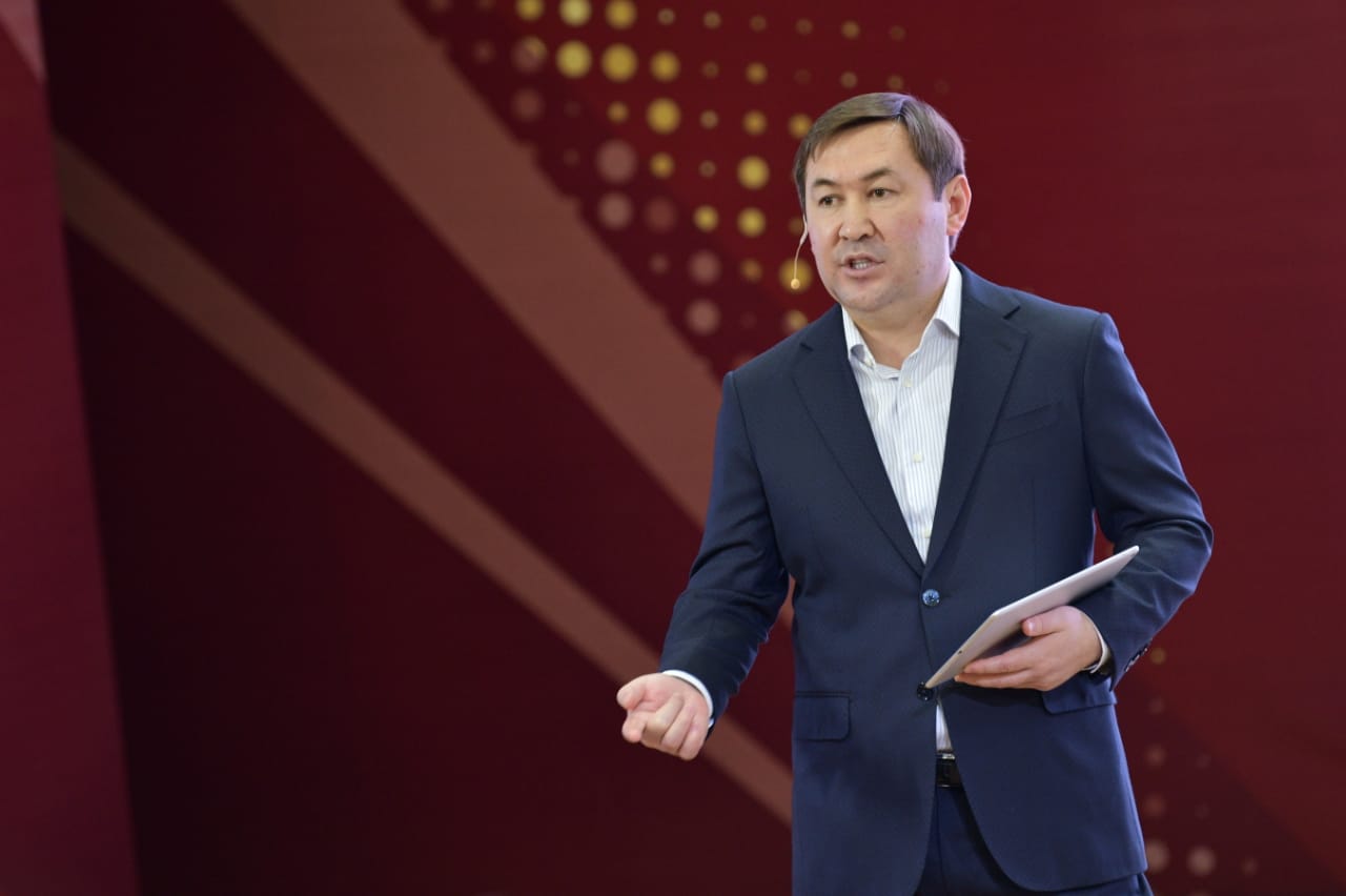 Мұрат Әйтенов Әл-Фараби ауданы тұрғындарына өткен жылды қорытындылап есеп берді