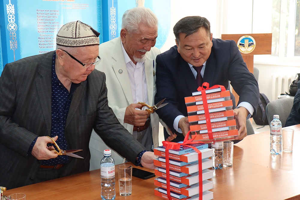 Фотография саласында қазақ тілінде кітаптар жарық көрді