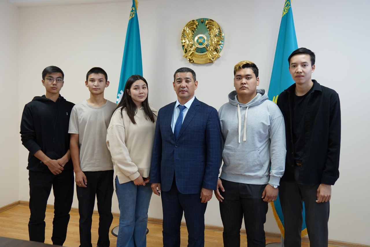 Аманқарағай ауылында тұратын студенттерге ҚазАТУ ұжымы 1 млн теңгеден көмек берді