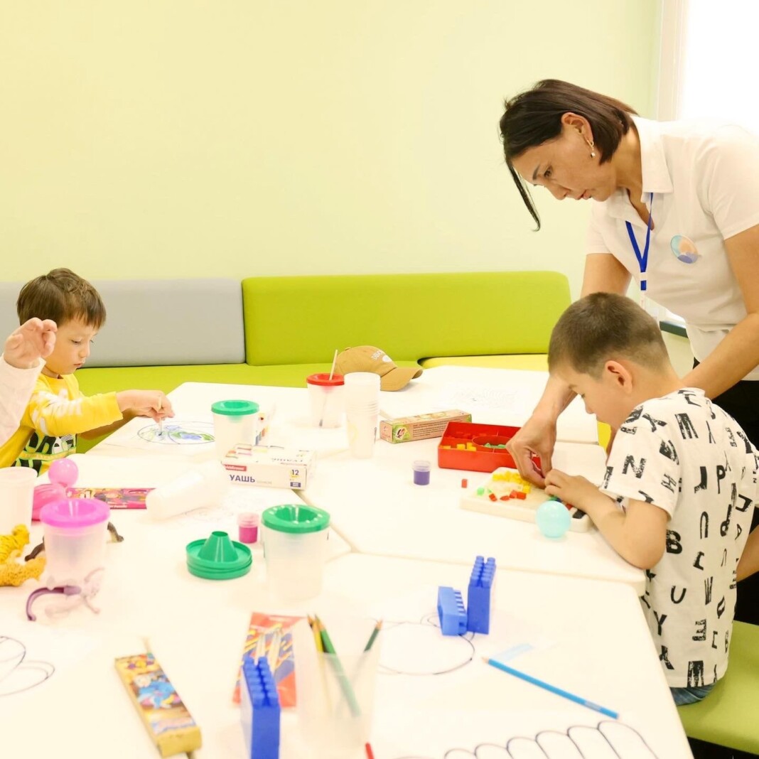 «Ақ жол»: Аутизммен ауыратын балаларды емдеу орталықтарын көбейту қажет