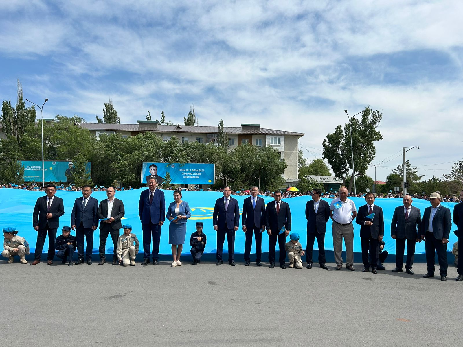 Алматы облысында керемет көлемдегі Қазақстан туы көрсетіліп, бір мезетте барлық аудандар мен қалаларда Мемлекеттік әнұран орындалды