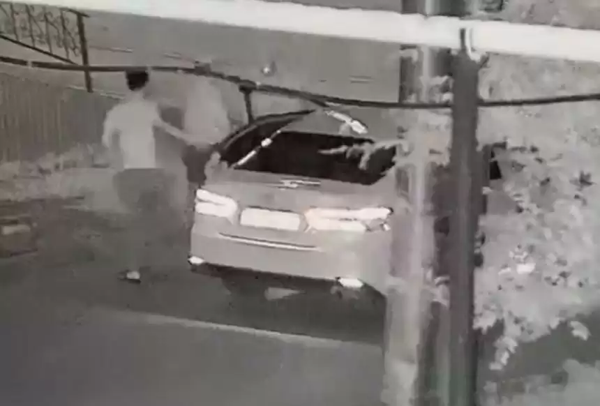 Ақтөбеде әйелімен жанжалдасып қалған ер адам үйінің ауласына шығып, өтіп бара жатқан адамға оқ отқан