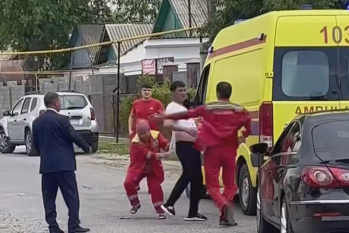 Түркістан облысында ер адам жедел жәрдем жүргізушісіне жұдырық ала жүгірген (ВИДЕО)