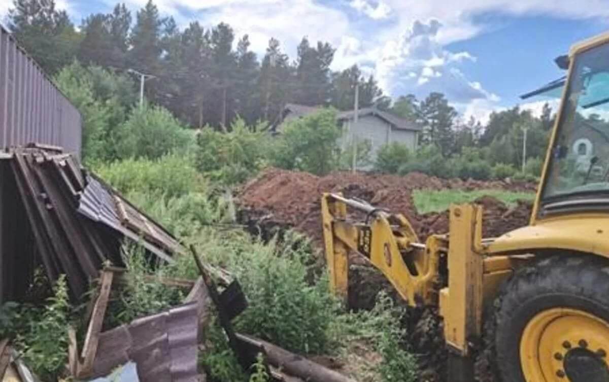 "Тереңдігі 2 метр": Ақмола облысында жұмысшы өзі қазған шұңқырға көміліп қаза тапты