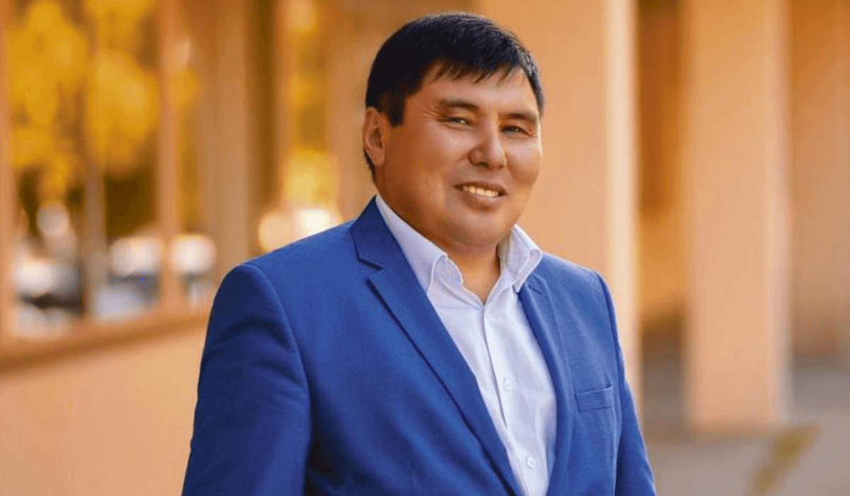 Абайтанушы Омар Жәлелдің бір топ қыздың арасында «есі кетіп» билеген видеосы тарады