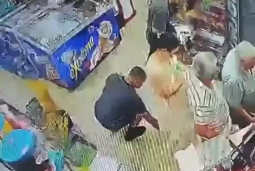 55 жастағы ер адам әйелдерді көйлегінің астынан суретке түсірген (ВИДЕО)