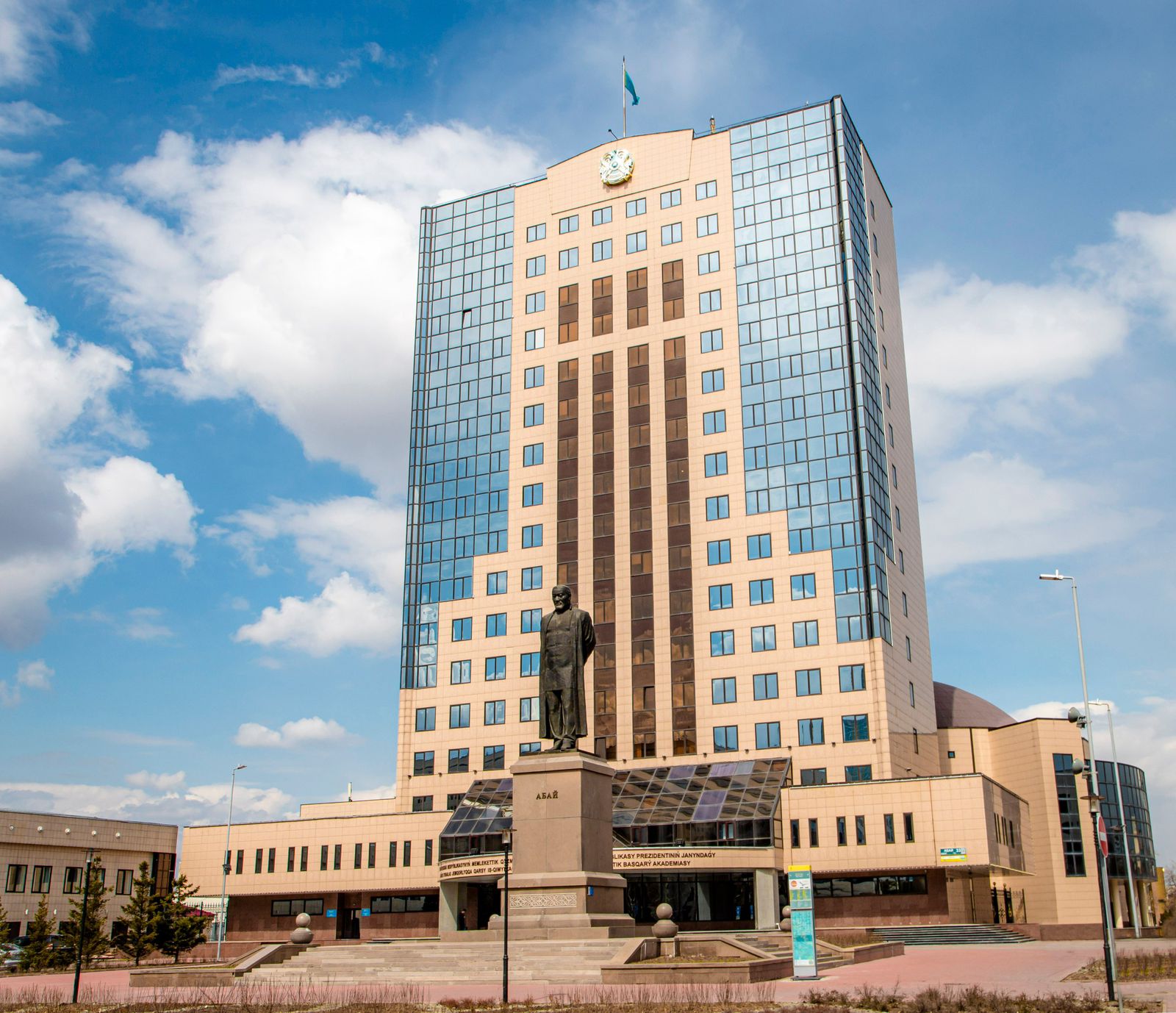 МЕМЛЕКЕТТІК ҚЫЗМЕТШІЛЕРДІ ДАЯРЛАУҒА БӨЛІНГЕН ГРАНТТАР САНЫ АНЫҚТАЛДЫ