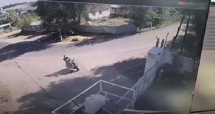 Мопедпен қоршауға соғылған ер адамның алдында отырған 6 жасар қызы қаза тапты