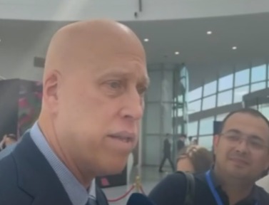 Алматыда таксист АҚШ-тан келген мейманды алып барып тастағаны үшін 60 мың теңге талап еткен