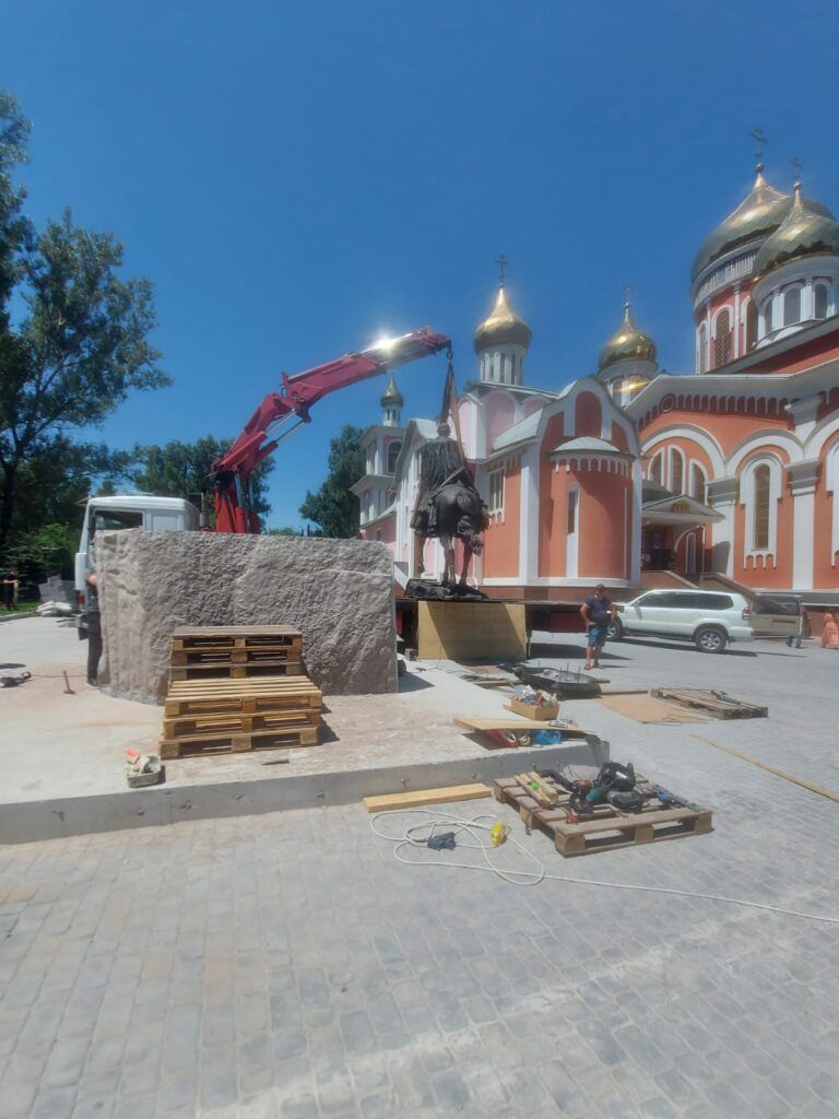Александр Невскийдің көпті наразы қылған ескерткіші тұғырға қойылды