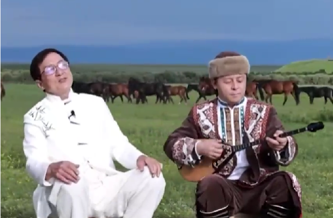 Джеки Чан домбыраға қосылып қытайша ән айтты