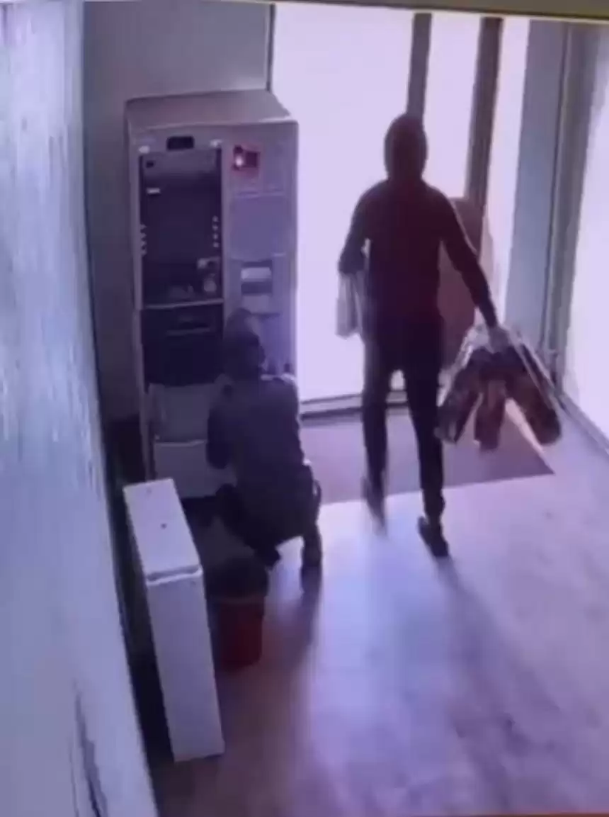 Қаскелеңде екі жігіт банкоматты тонап, 12,8 млн теңгені алып кеткен