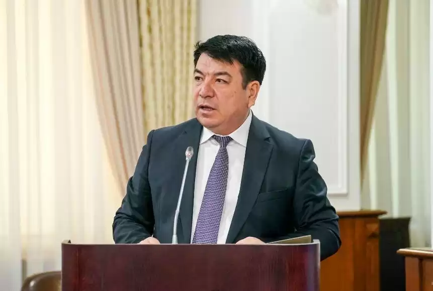 Ғани Бейсембаев оқушының мектепке хиджабпен келу мәселесіне қатысты түсінік берді