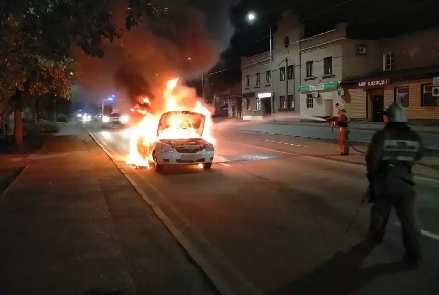 Өскеменде Lada Priora көлігі жанып кетті