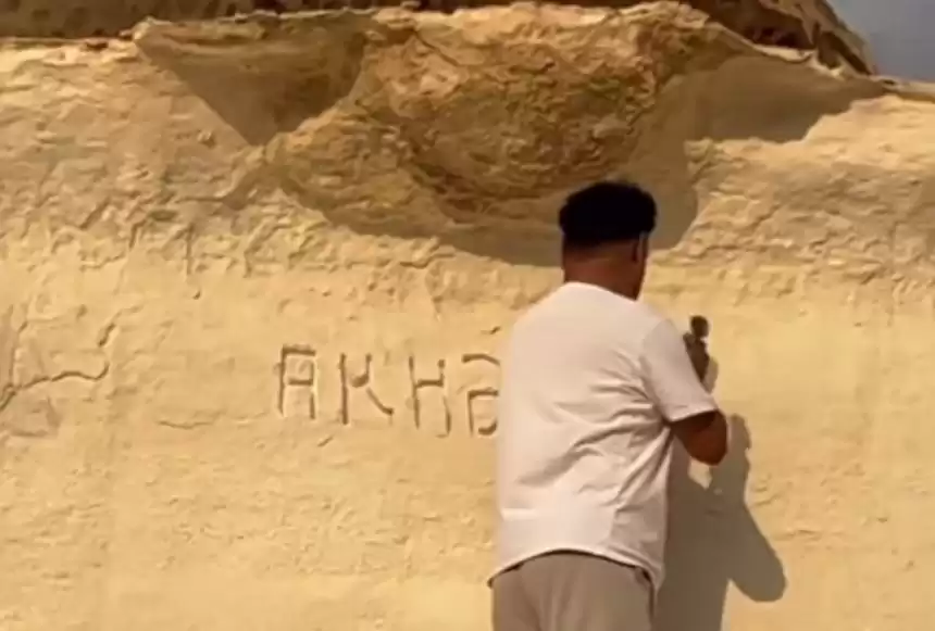 Ыбықты сайда тауға қашап жазу жазған мәдениет үйінің директоры қызметінен кетті