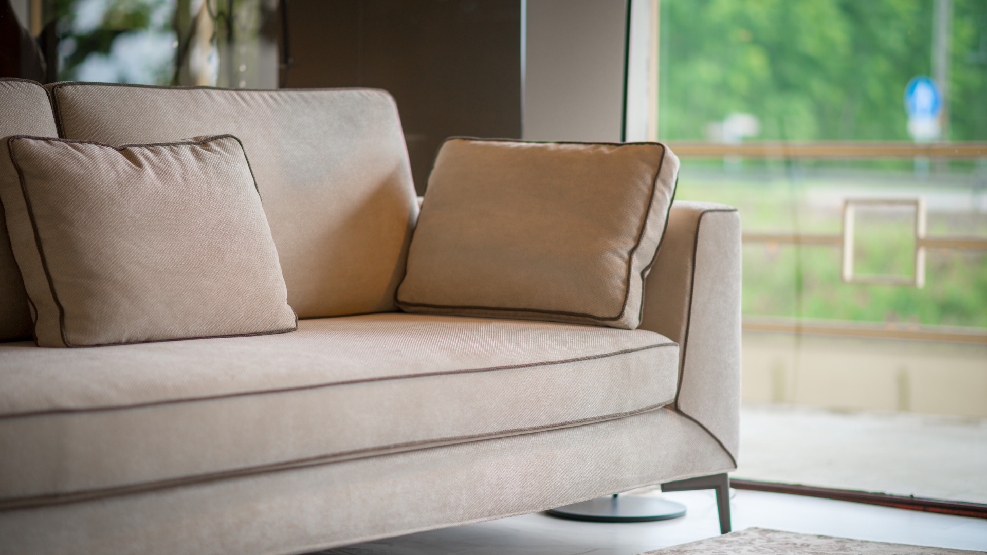 Ер адам қомақты қаржы салынған диванын қателесіп қайырымдылық дүкеніне беріп жіберген