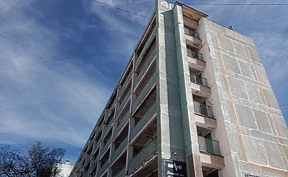 Ақтауда басына алтыншы қабаттан диван құлаған ер адам сегіз айдан кейін қайтыс болды