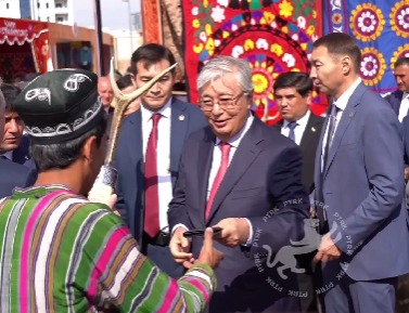 «Ақысын төлеймін»: Қасым-Жомарт Тоқаев қолөнершінің жұмысын тегін алудан бас тартты