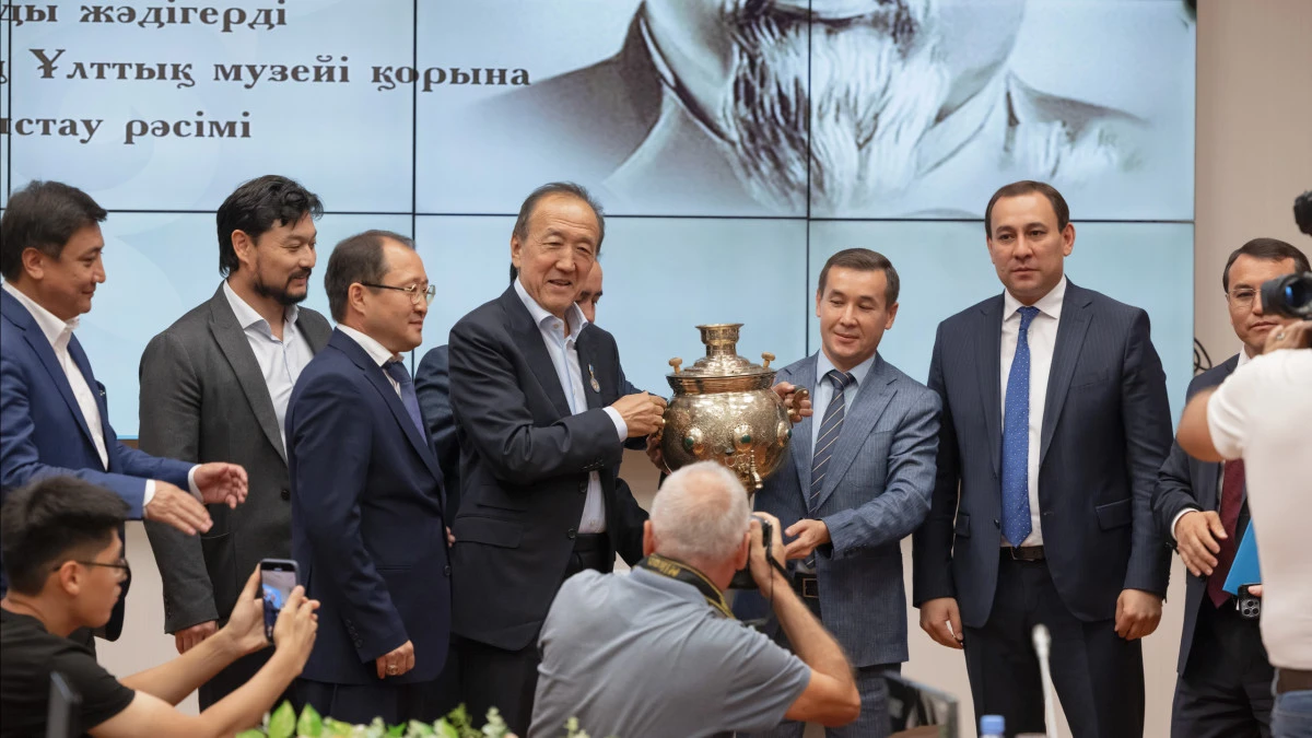 Абай шай ішкен самаурын Ұлттық музейге табысталды