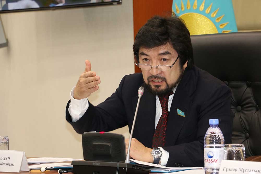 Экс-депутат Бекболат Тілеухан немен айналысып жүр