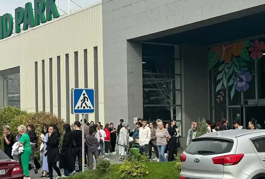 Алматыда сауда орталықтарының бірінде жарылғыш зат қойылғаны үшін келушілер эвакуацияланды