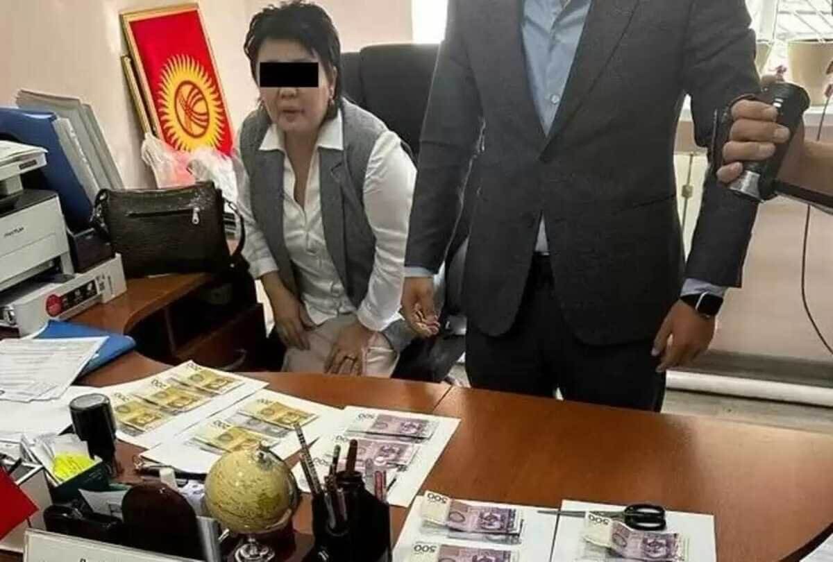 Қырғызстанда бір аптада төрт мектеп директоры парамен ұсталған