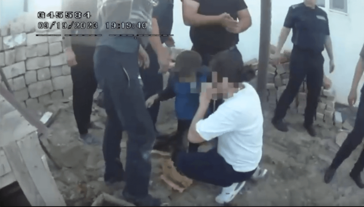 Атырау облысының полицейлері жоғалған баланы кәріз құдығынан тауып, құтқарып қалды