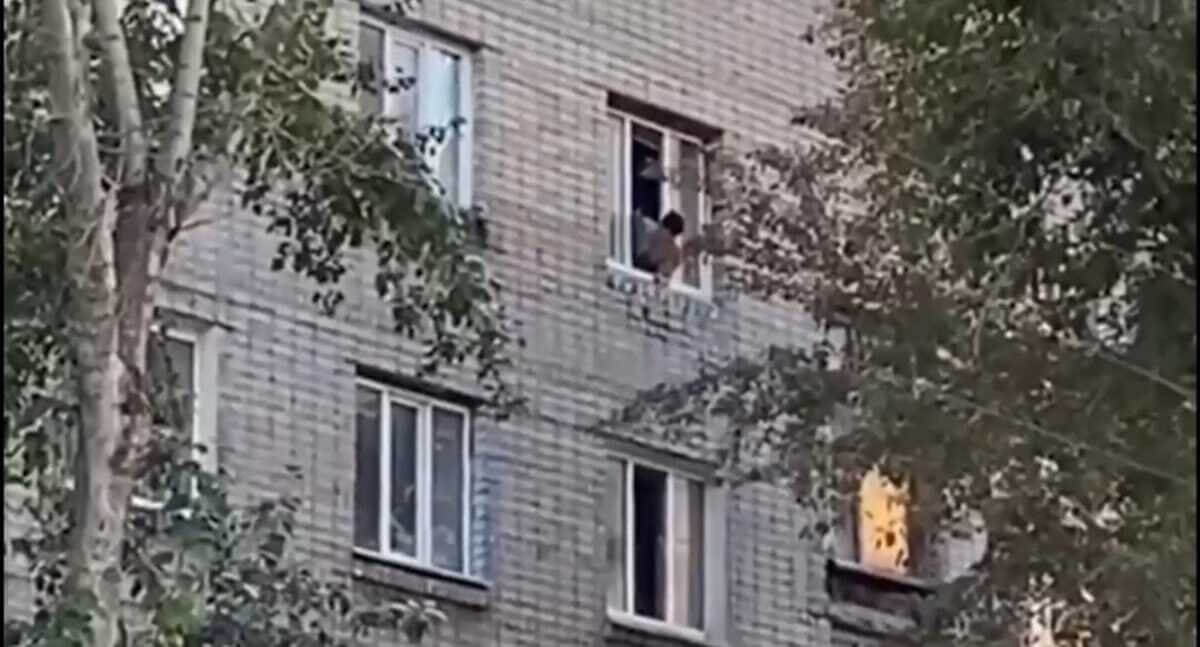 Петропавл тұрғыны туған қызын терезеден лақтырмақ болған