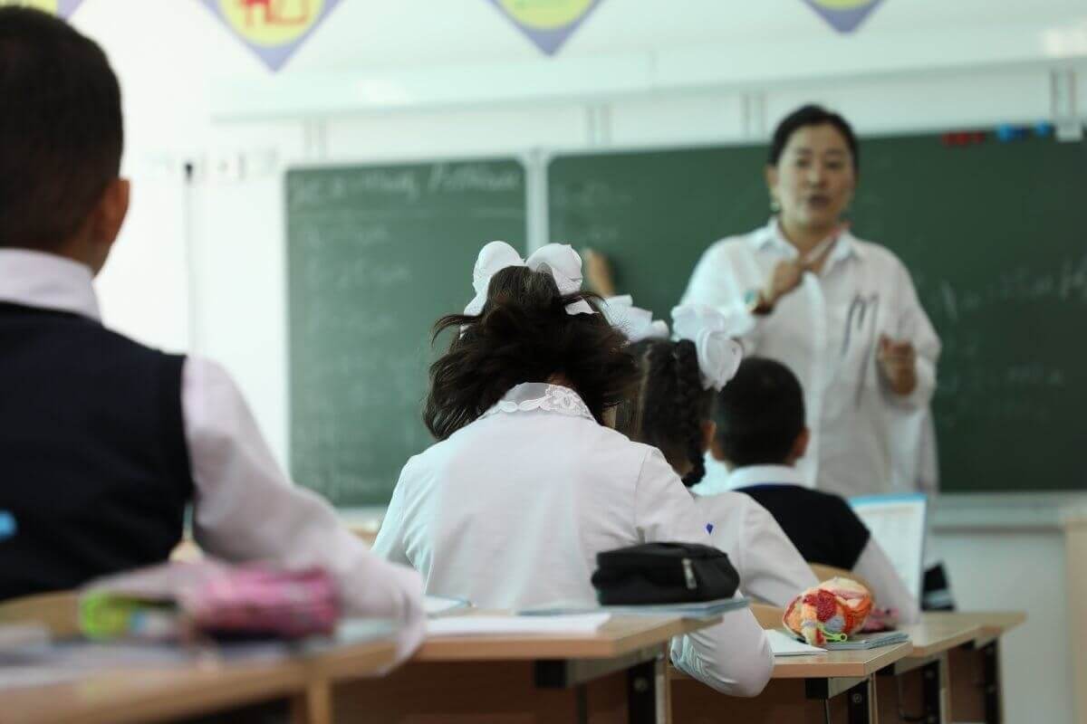 Ұстаздар күніне орай сыйлық алған мұғалімдер жазаланады