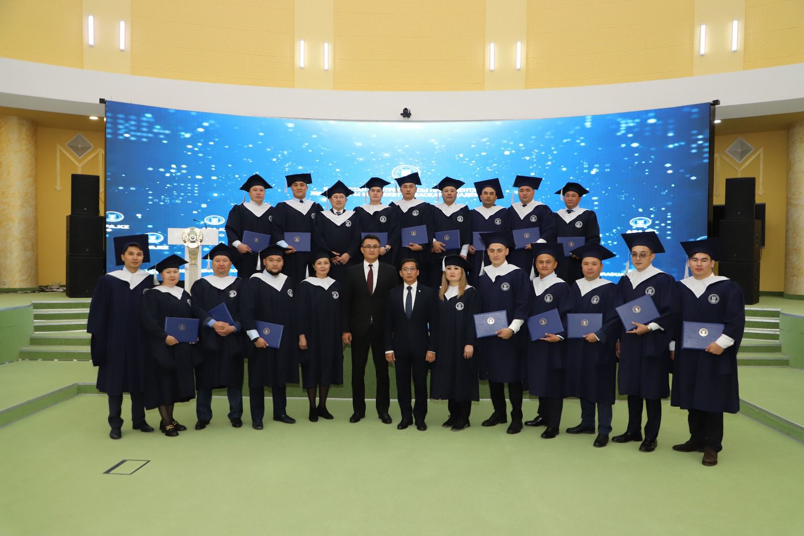 Өзгермелі әлемде  басқаруды үйретеміз