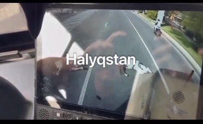 Алматыда автобус екі адамды қағып, жаяу жүргіншілердің бірі оқиға орнында қаза тапты