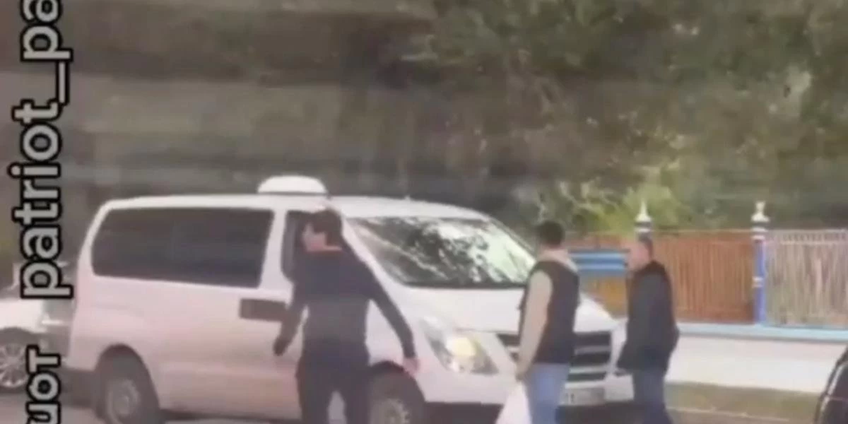 "Бір-бірінің жолын кесіп өткені үшін": Қарағандыда көлік жүргізушілері арасында жанжал шықты