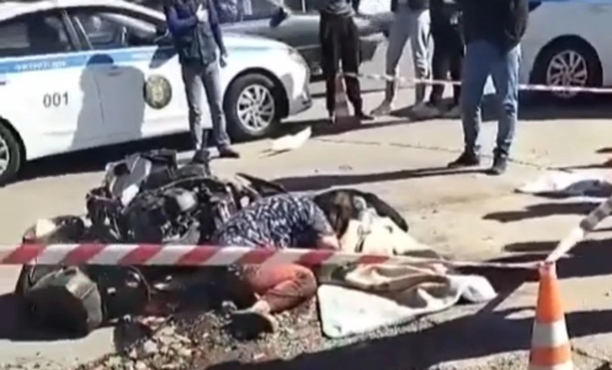 Алматыда мопед жүргізушісін жүк көлігі басып кеткен