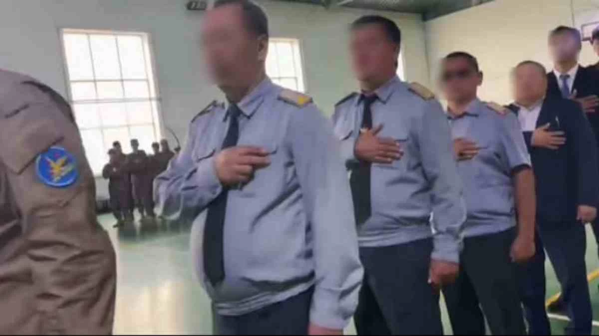 "Екі саусағын ғана қойды": Атырауда әнұранға құрметсіздік танытқан полиция қызметкері жазаға тартылды