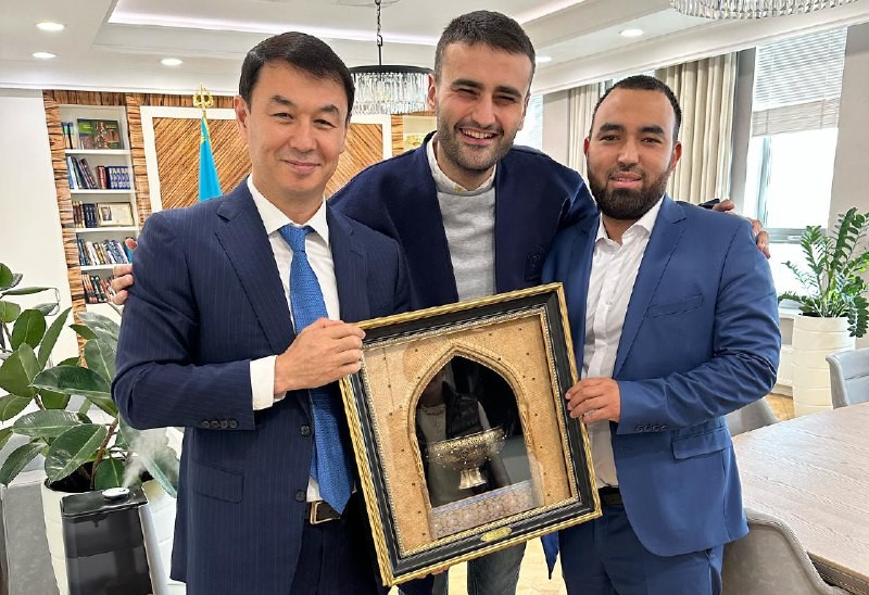 Түркістан облысының әкімі танымал түрік аспазына шапан кигізді