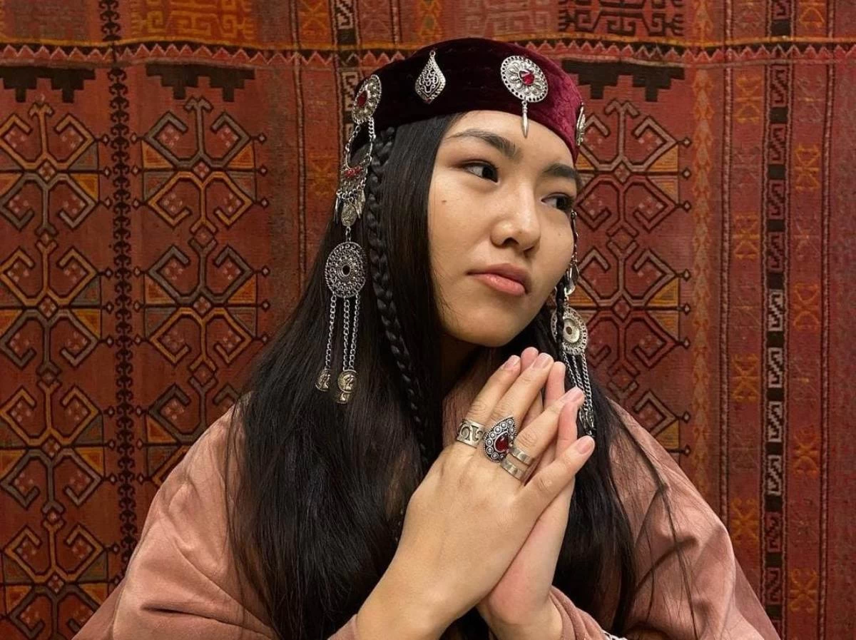 "Ата-енесін рэппен оятады": Әнші Yenlik ұзатылды