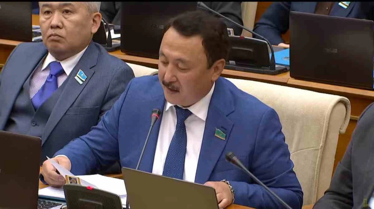 "Қазақ намаз оқитын-оқымайтын деп бөлініп кетті": Депутат паранжа киіп, сақалын жалбыратып жүргендерге заңмен тыйым салуды ұсынды