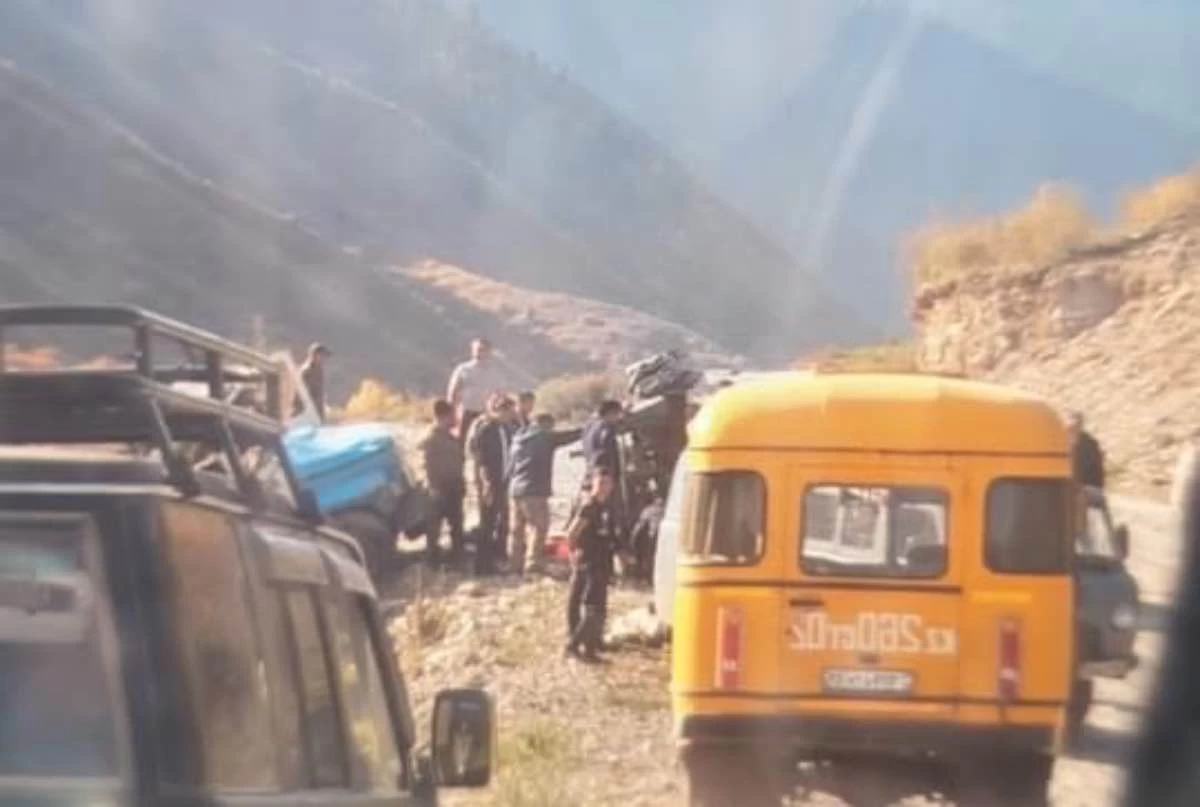 Қайыңдыда туристер мінген екі автобус соқтығысты: Қаза тапқандар бар
