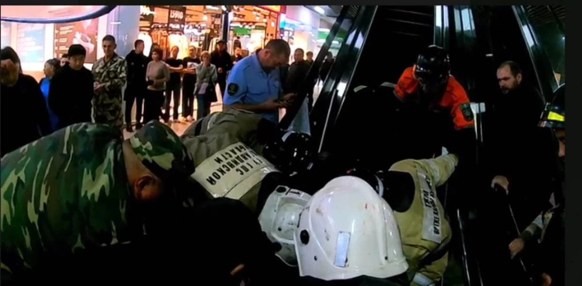 Қарағандыда үш жасар баланың қолы эскалаторда қысылып қалды