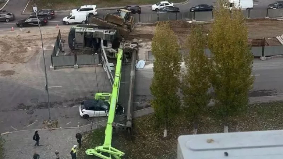 Астанадағы LRT құрылыс алаңында бұрғылау қондырғысы көліктің үстіне құлады