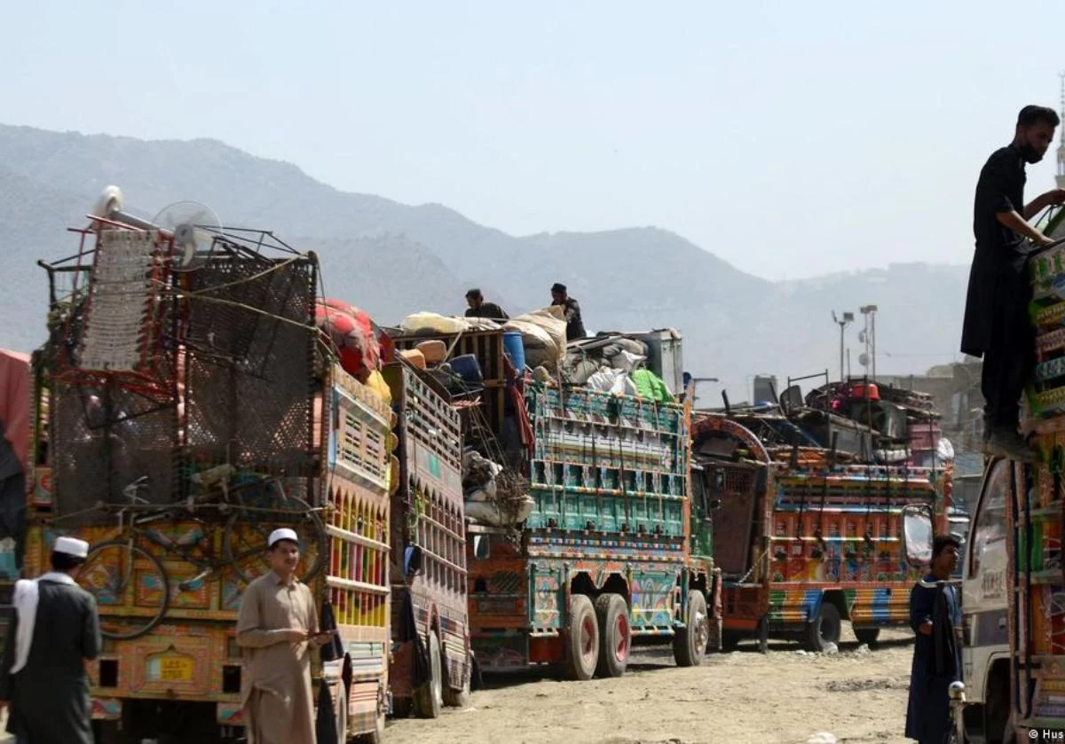 Он мыңдаған ауғандық Пәкістаннан кетіп жатыр