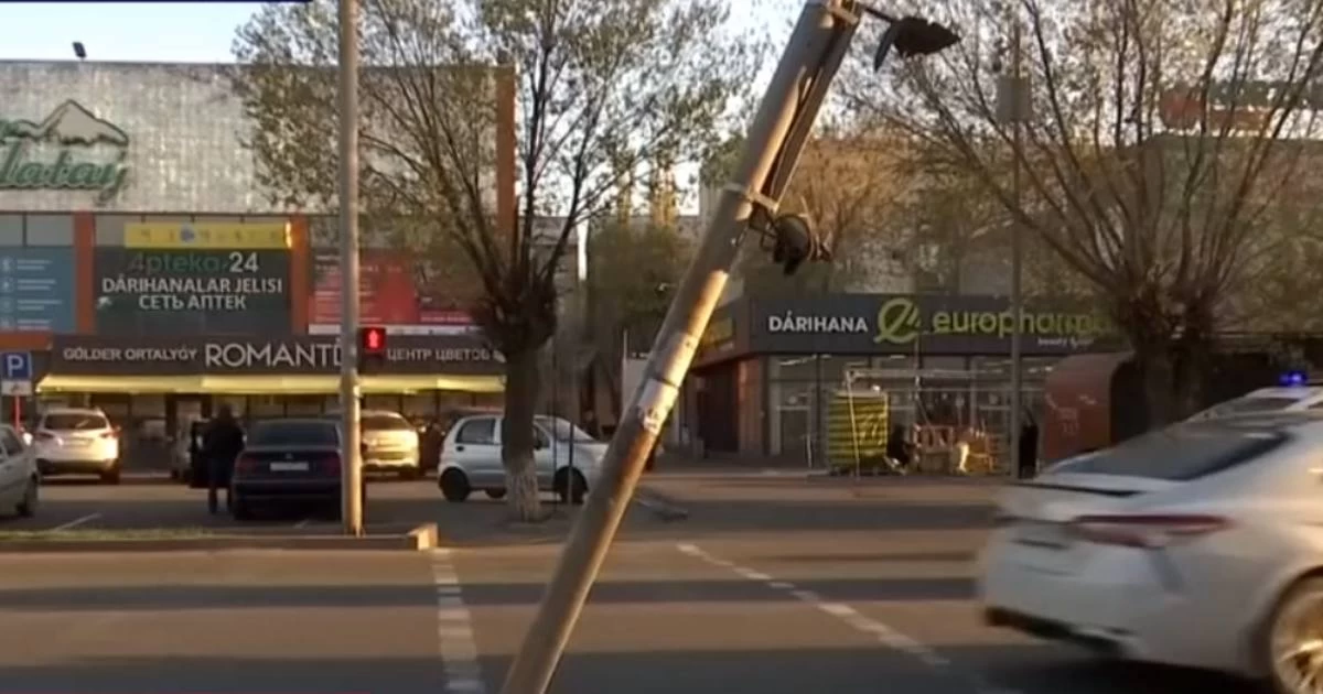 Миы шайқалды: Таразда жүкті келіншектің басына бағдаршам құлаған