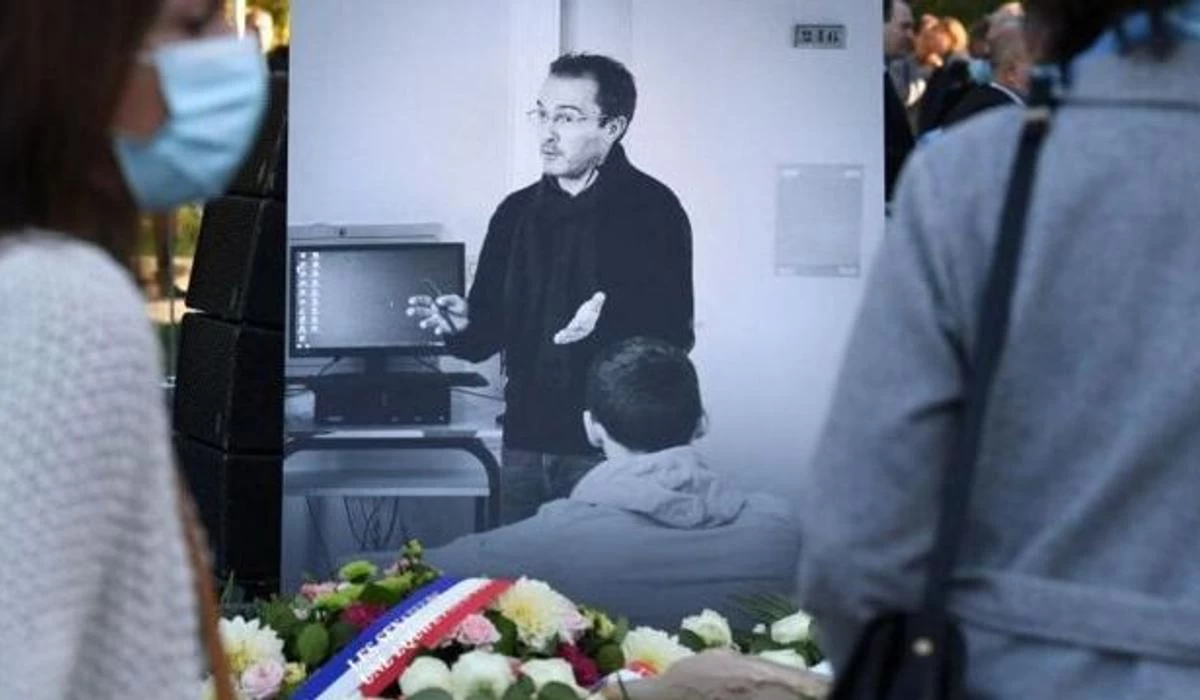 Пайғамбардың карикатурасы үшін мұғалімнің басын шауып тастаған: Францияда адам өліміне қатысы бар деп айыпталған алты жасөспірімнің соты басталды