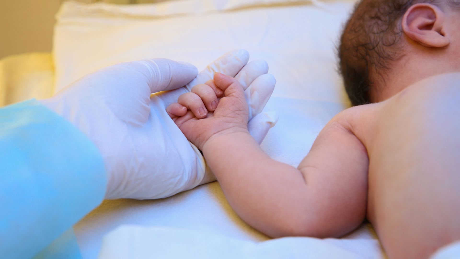 Шымкентте туысы төртінші қабаттан лақтырып жіберген сәби көз жұмды