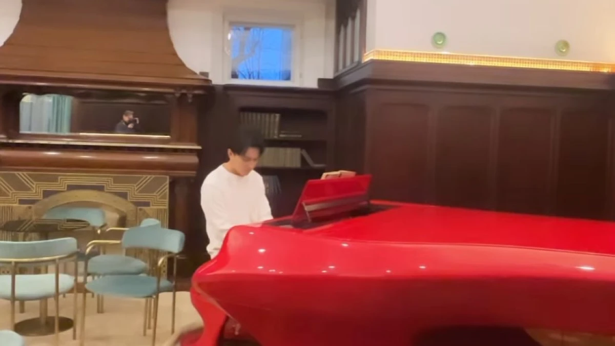 Венгрияда жүрген Димаш қазақтың әнін орындады