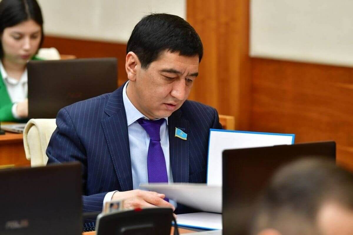 «Мәйіт қаздырып, азаптаған». Ринат Зайытов полициядан қорлық көрген халықтың мұңын жеткізді