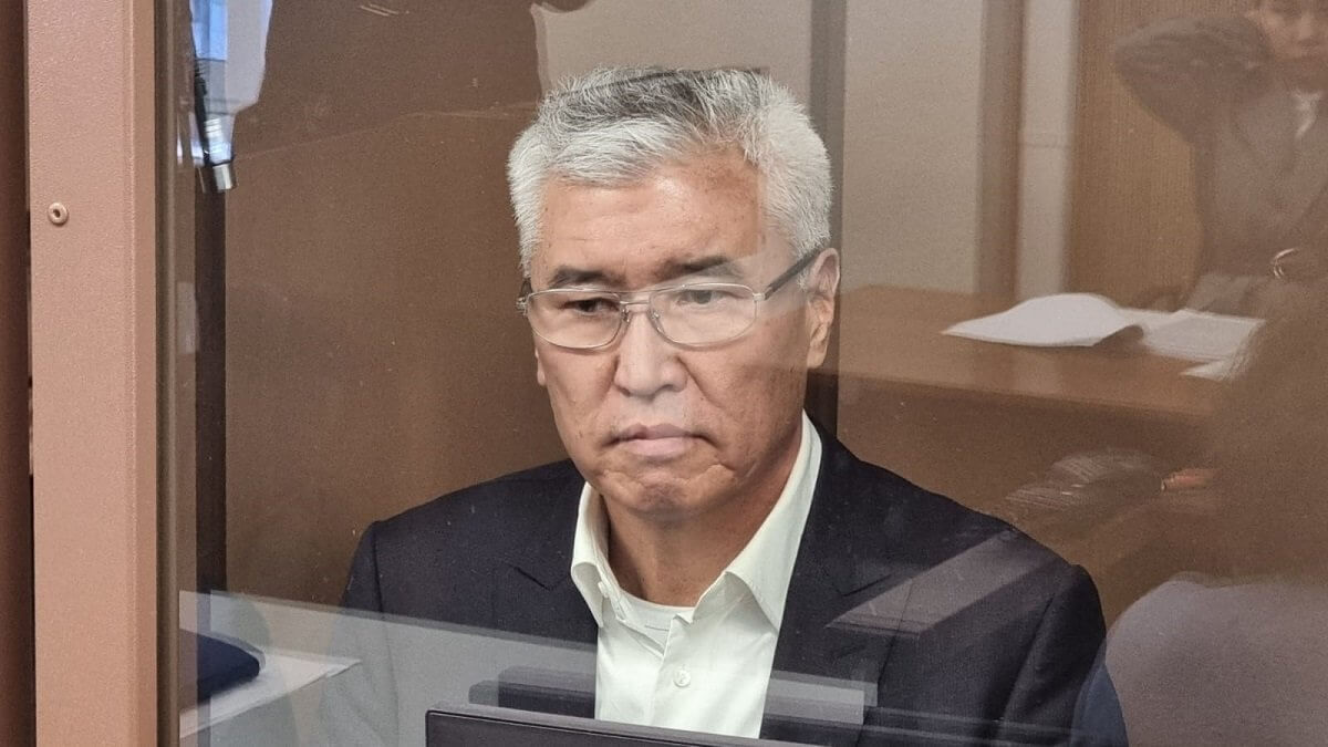 Арыстанбек Мұхамедиұлының әйелі мен адвокатына қатысты сот талқылауы басталды